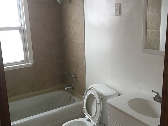 2nd image of 16531 Burnside Ave