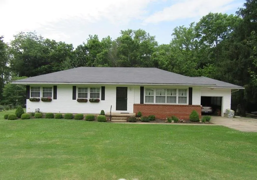 1437 Valley Dr photo 1