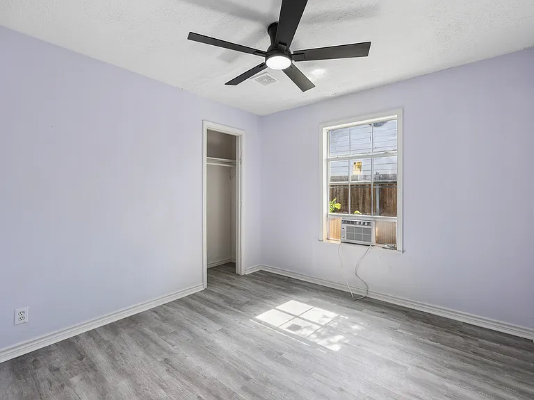 821 Travis St — Photo 15