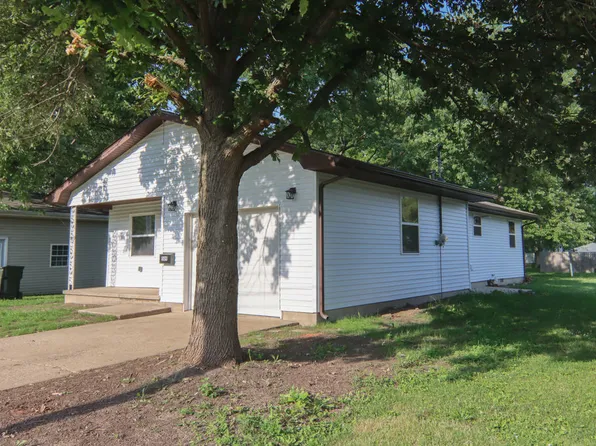 509 N Douglas St, Villa Grove, IL 61956