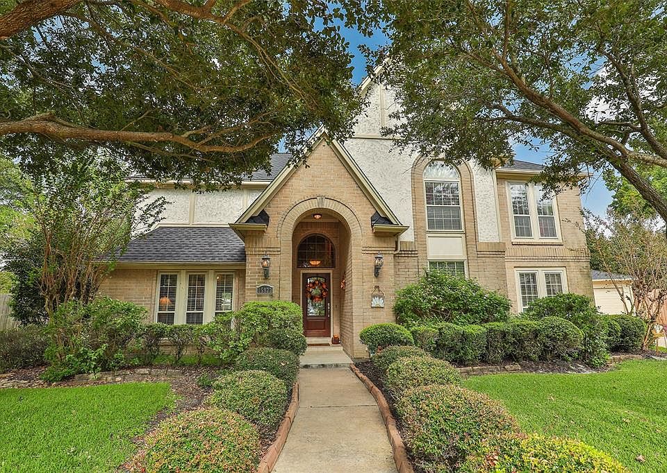 Welcome to 15923 Mesa Gardens Drive!