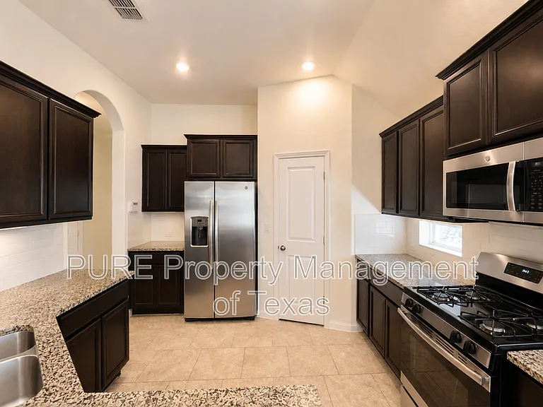 615 Linares Ln — Photo 6