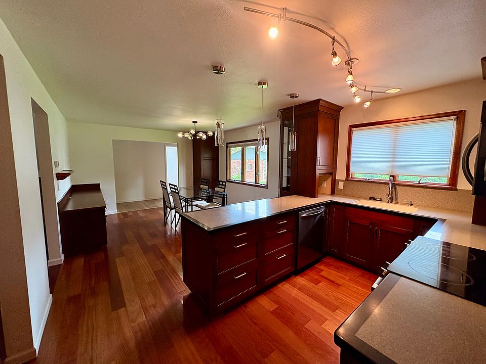 Big spacious kitchen and dining area