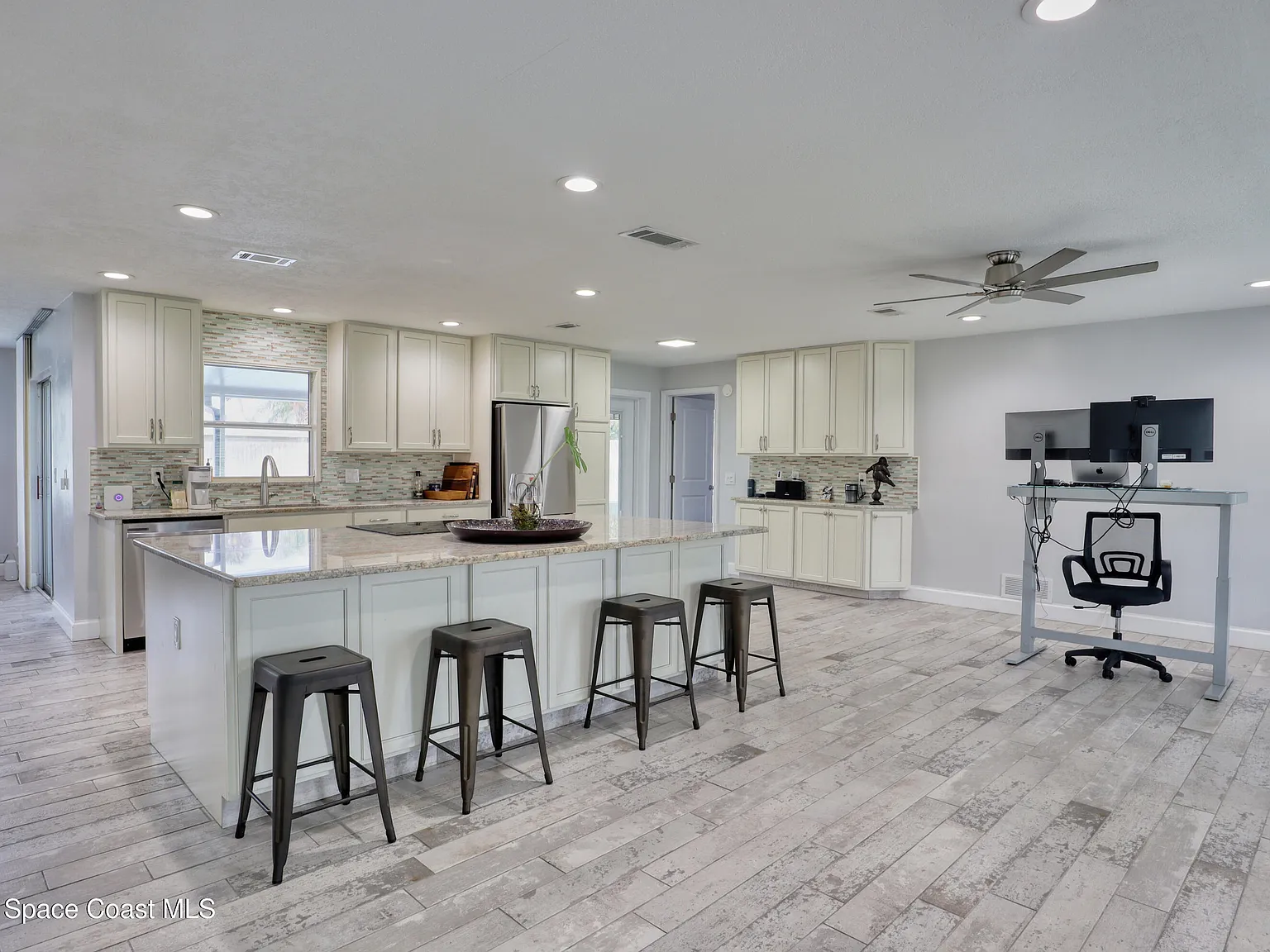 3 bed, 2.0 bath, 1602 sqft, $4,500 — Photo 3