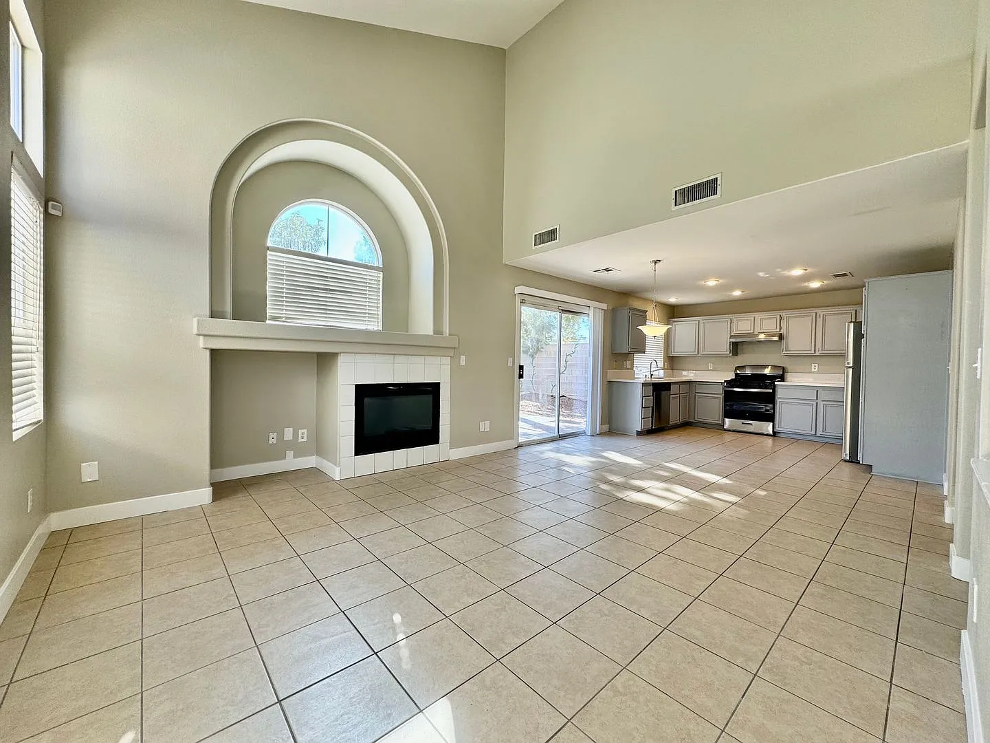 Freshly Upgraded - 5 Bedroom House - For Rent — Photo 4