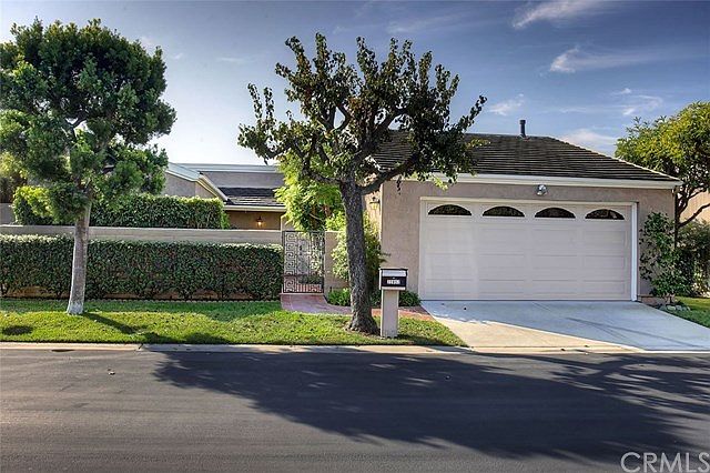 Designer-perfect Monarch Summit 2 home on quiet single-loaded street.