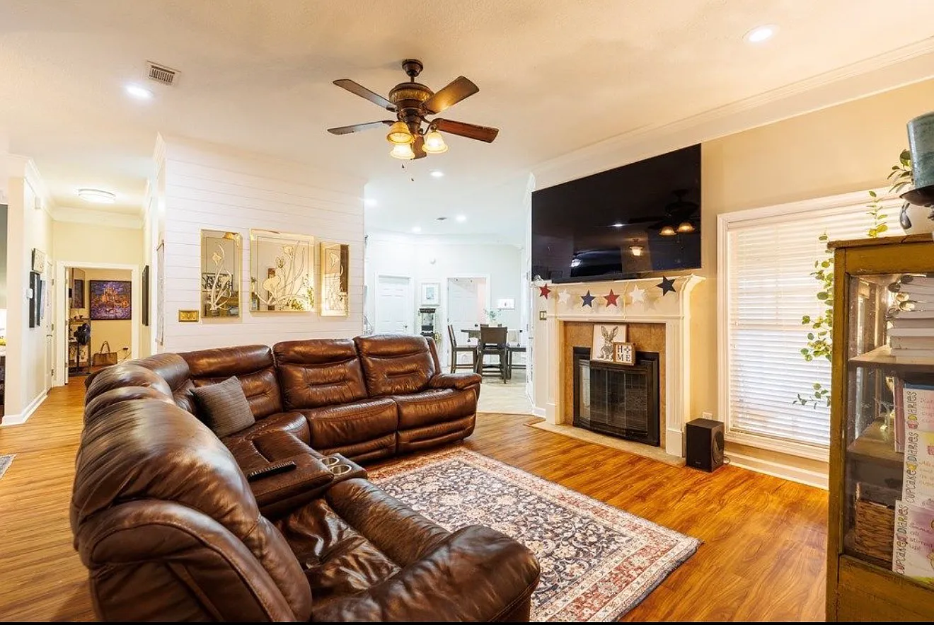 4 bed, 2198 sqft, $2,500 — Photo 4