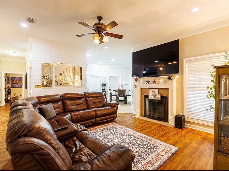 4004 Grey Oak Dr — Photo 4