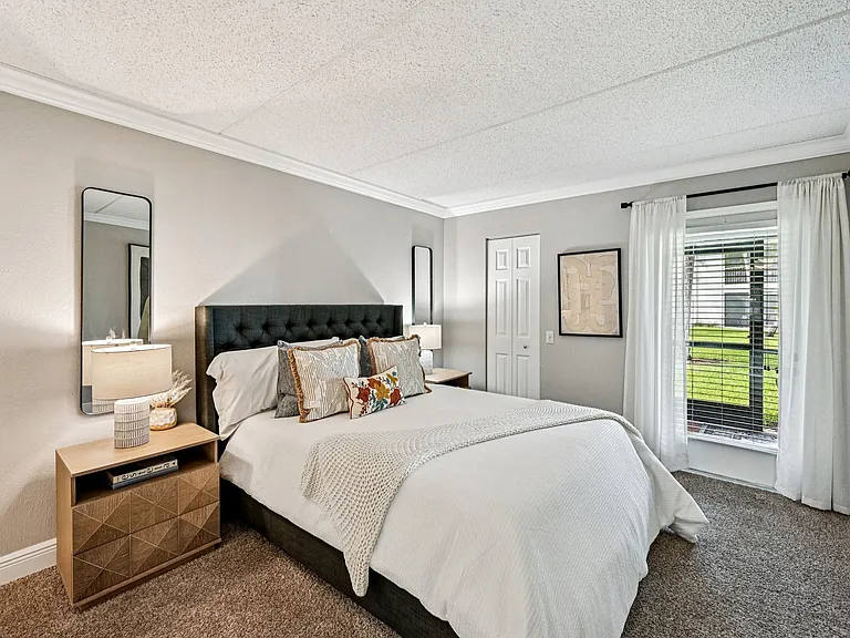 Palm Court at Wellington Apartments — Photo 9