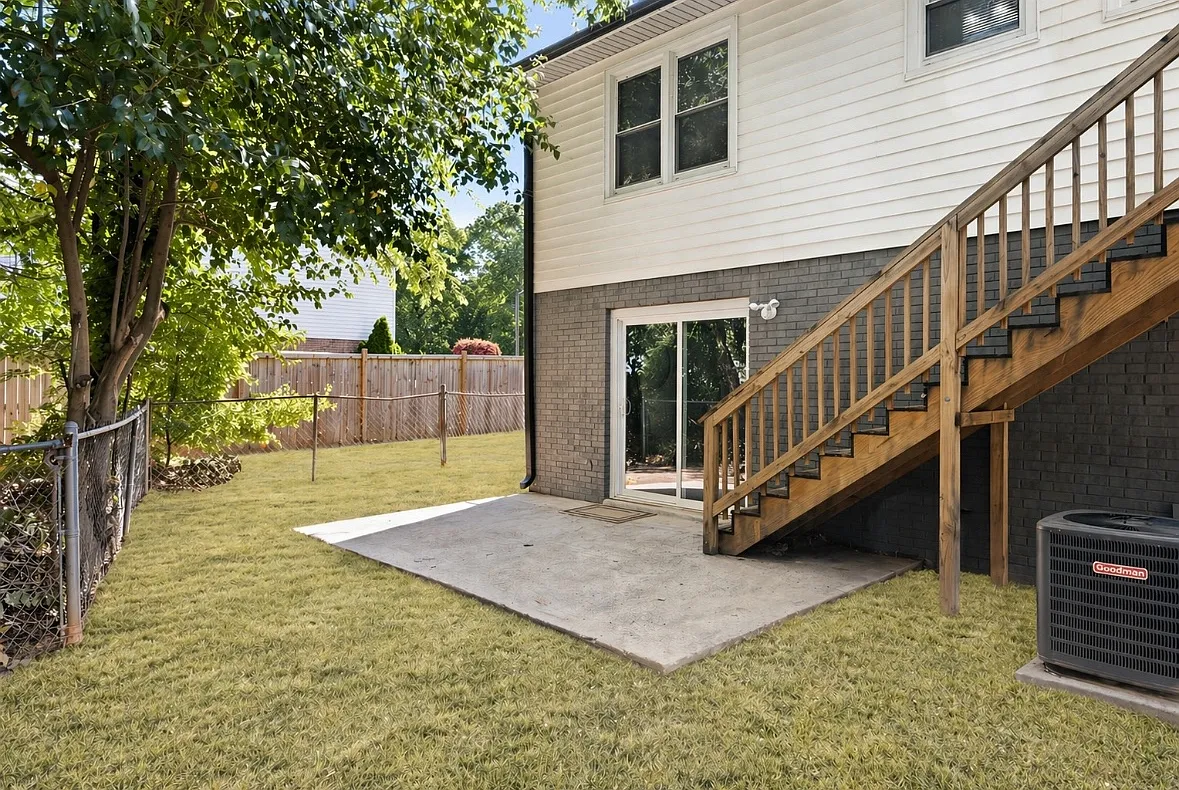 1048 Ivy Ln — Photo 3
