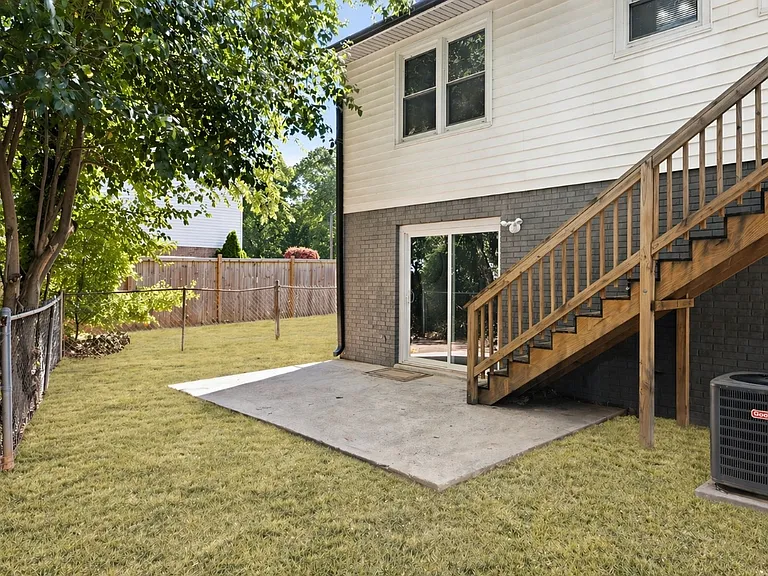 1048 Ivy Ln — Photo 3