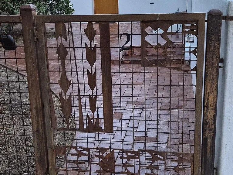 lockable entry gate