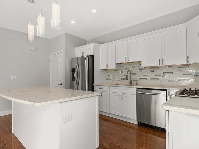 201 Byron St #2 — Photo 10