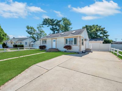 19 Beta Drive, Amityville, NY, 11701