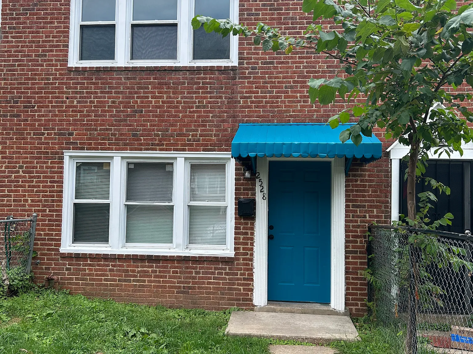 3 bed, 1.5 bath, 1024 sqft, $1,650 — Photo 1