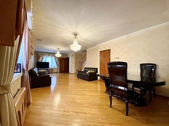 2nd image of 139-51 Pershing Cres #Hs