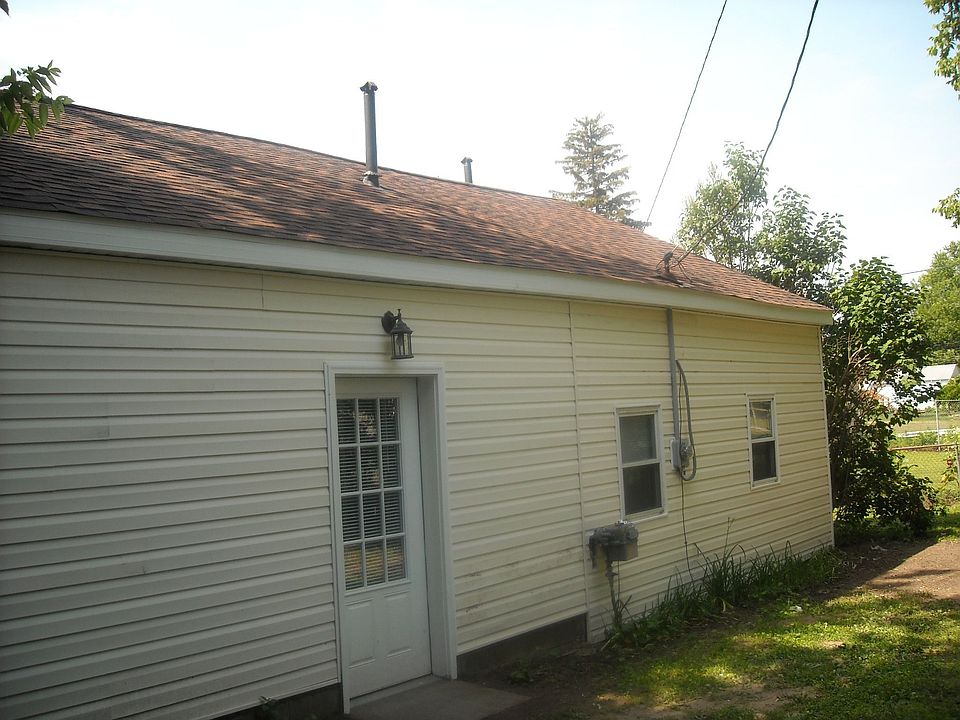 2nd image of 227 N Fowlerville Rd