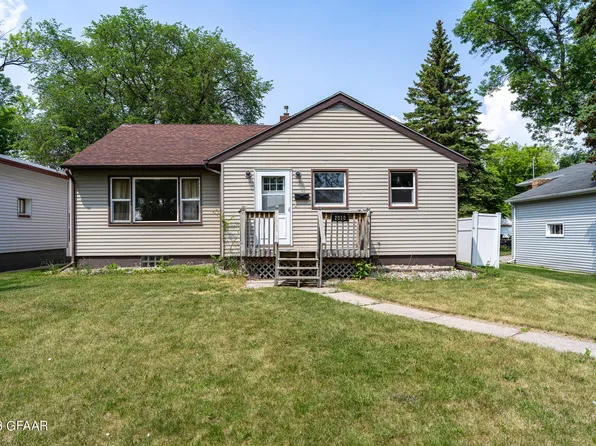 2010 2nd Ave N, Grand Forks, ND 58203