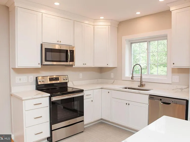 3410 Martha Custis Dr — Photo 6