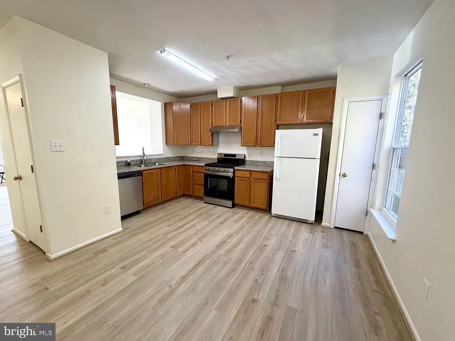3 bed, 4.0 bath, 1936 sqft, $2,700 — Photo 4