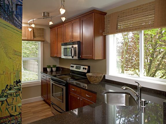 Kitchen w/Granite & SS