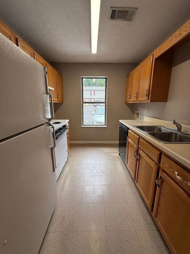 University Place 1- Charming Townhouse Apartment — Photo 3
