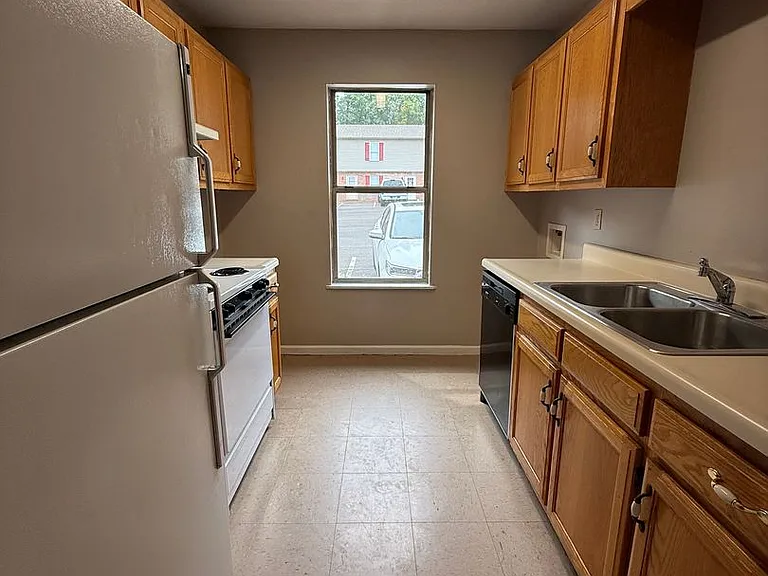 148 W Peach St — Photo 15