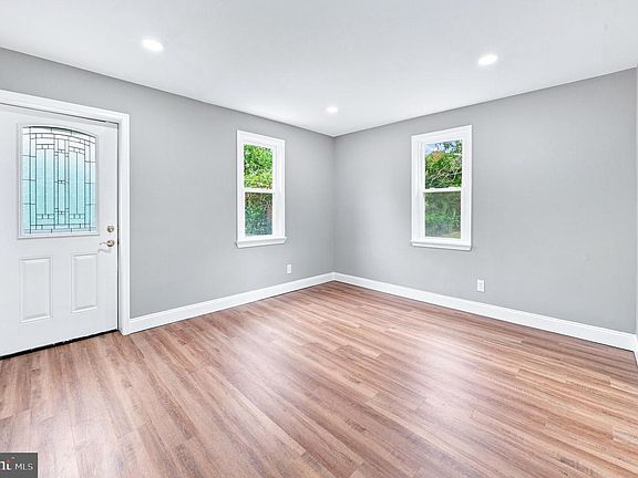 5th image of 302 3rd St
