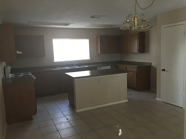 8251 Sunshine Trail Dr — Photo 3