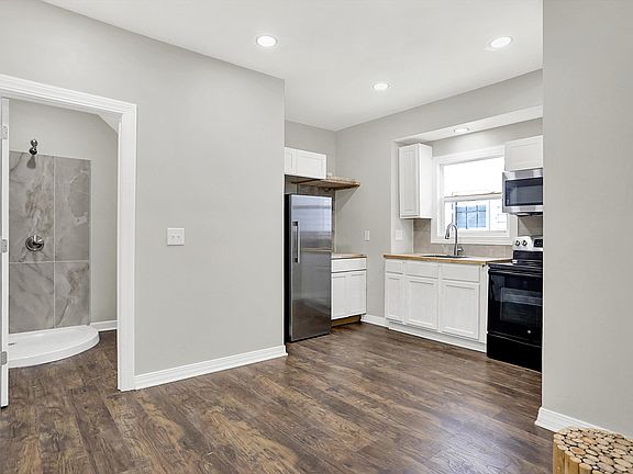 4th image of 1033 N Dearborn St #A