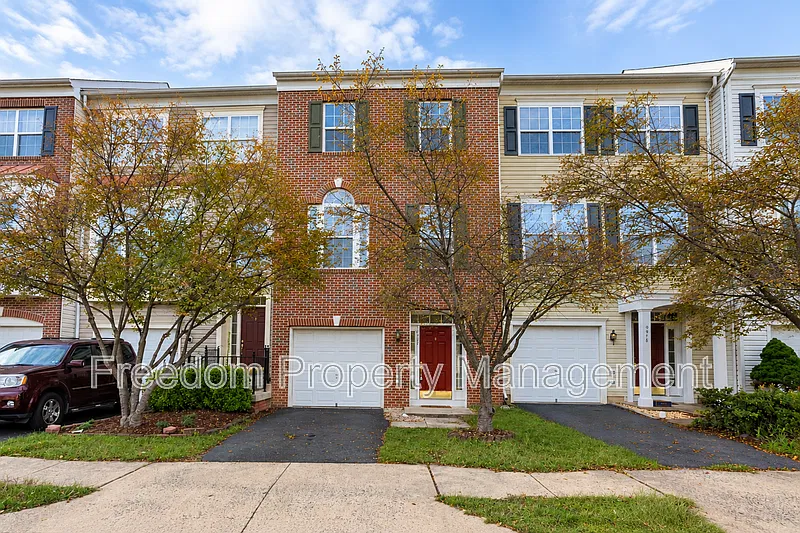 3 bed, 3.5 bath, 2380 sqft, $2,642 — Photo 1