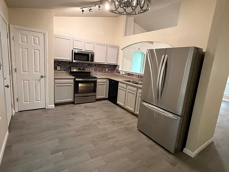 180 Azalea Dr — Photo 2