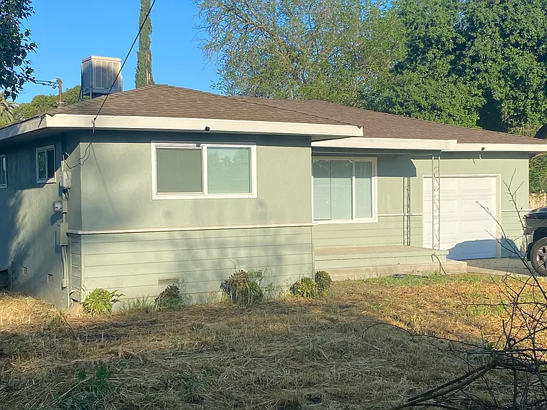 Oleander Ave — Photo 1