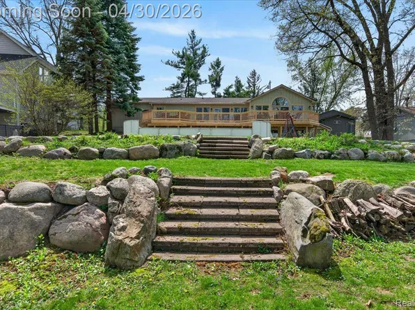 3945 N Vanstone Dr, Commerce Township, MI 48382