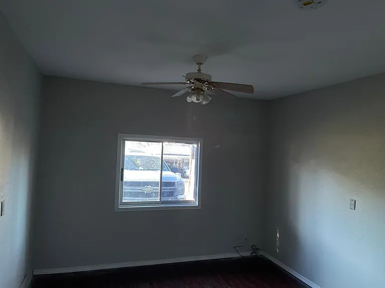 105 Gladys St — Photo 11