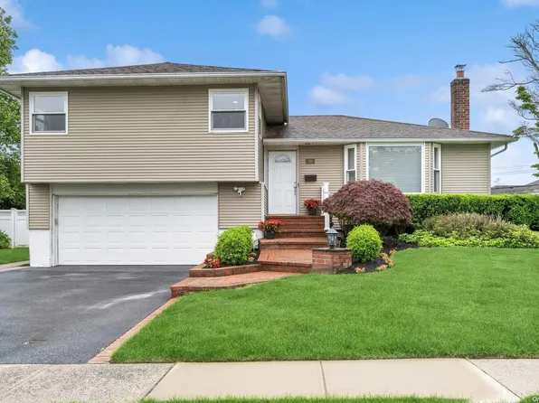 56 Shelter Hill Road, Plainview, NY 11803