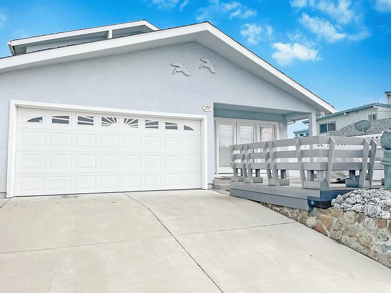 2440 Greenwood Ave — Photo 1