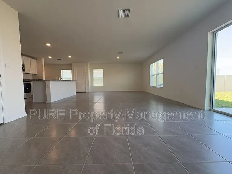 8702 SW 46th Ave — Photo 4