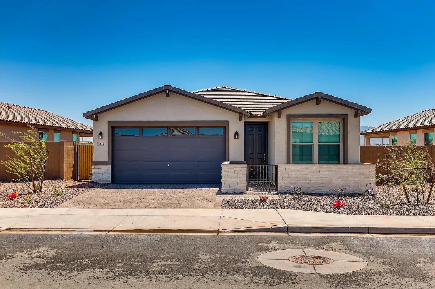 10819 W Lincoln St — Photo 2
