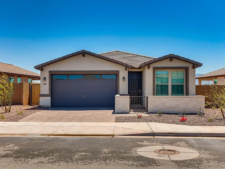 10819 W Lincoln St — Photo 2