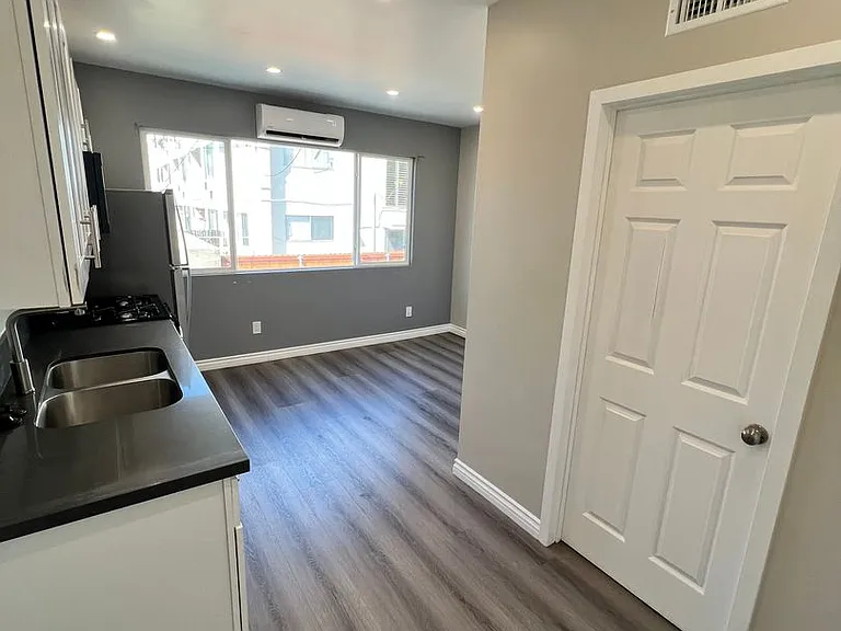 417 S Kenmore Ave — Photo 9