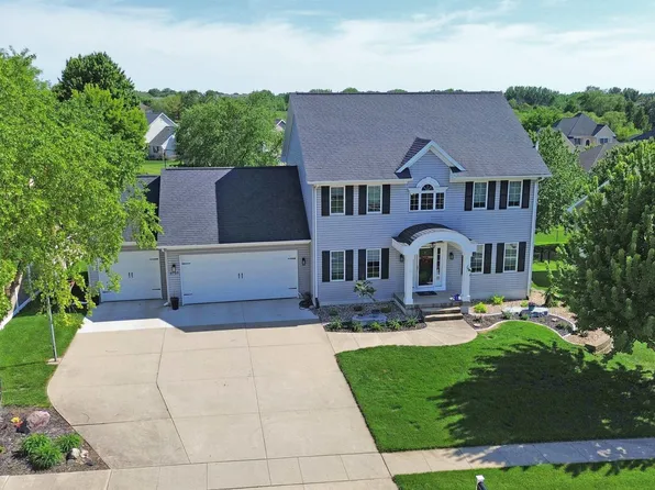 2703 Glen Oaks Dr, Cedar Falls, IA 50613