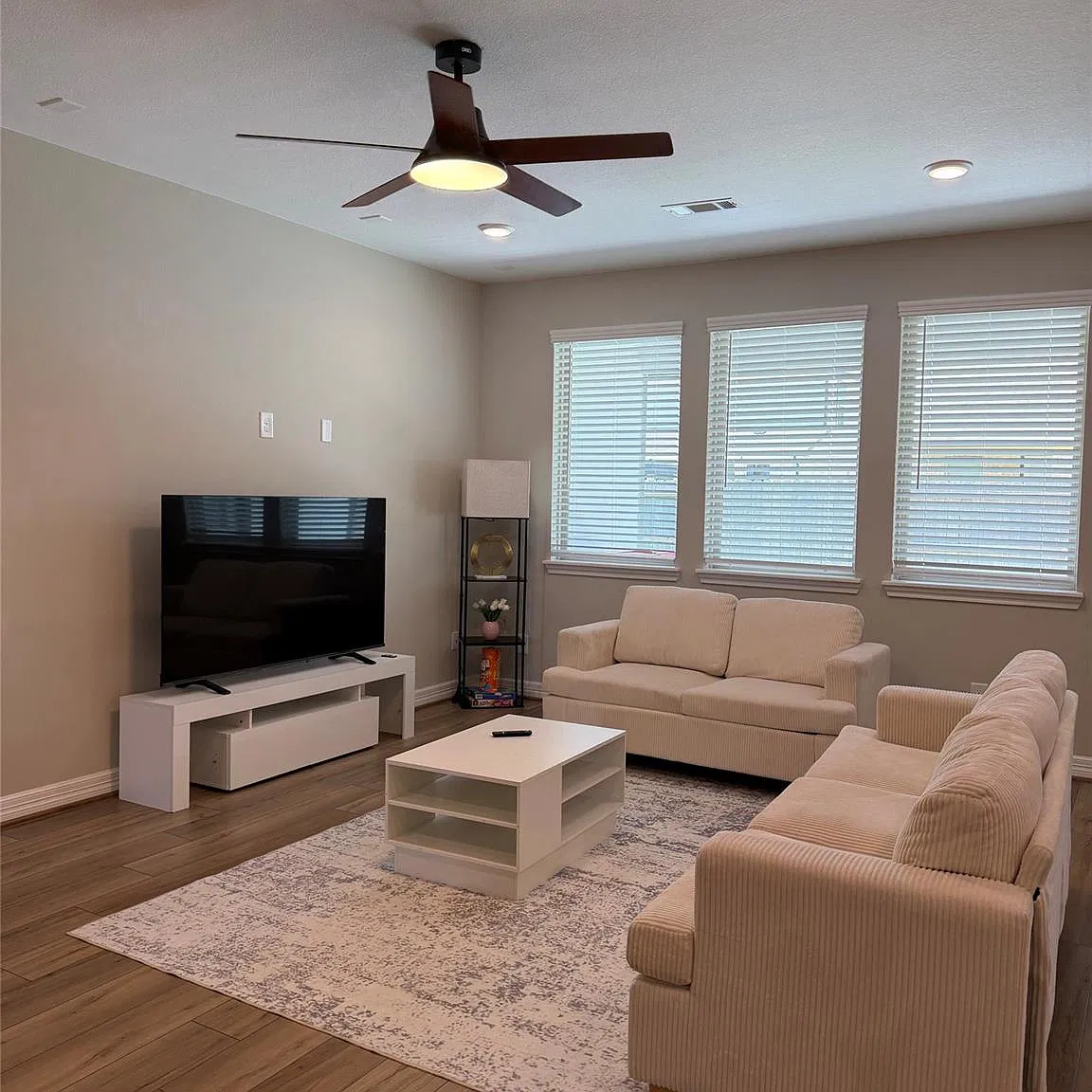 3 bed, 2.0 bath, 2007 sqft, $2,400 — Photo 3