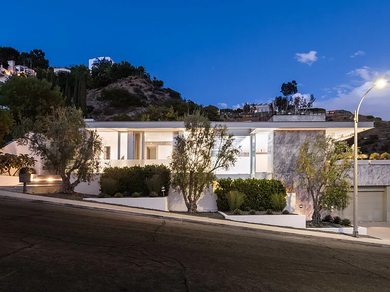 1814 N Doheny Dr — Photo 25