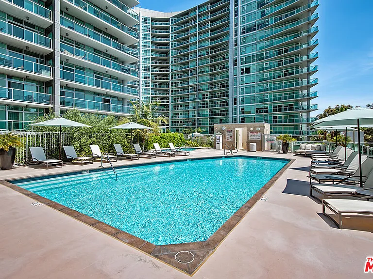 13650 Marina Pointe Dr #905 — Photo 24
