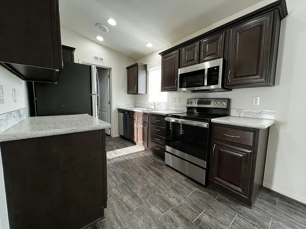 2 bed, 2.0 bath, 748 sqft, $3,646 — Photo 2