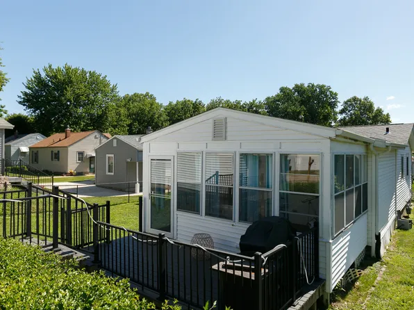 636 28th St, Bettendorf, IA 52722