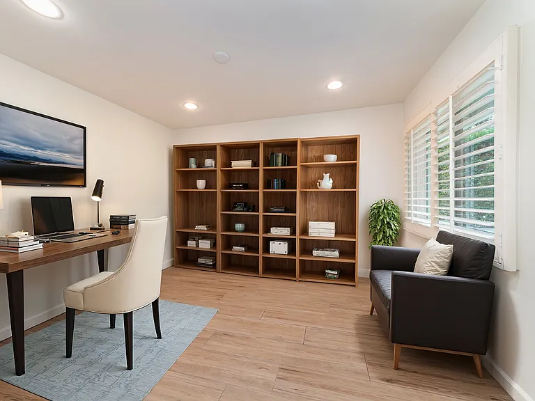 Fourth bedroom/Office.