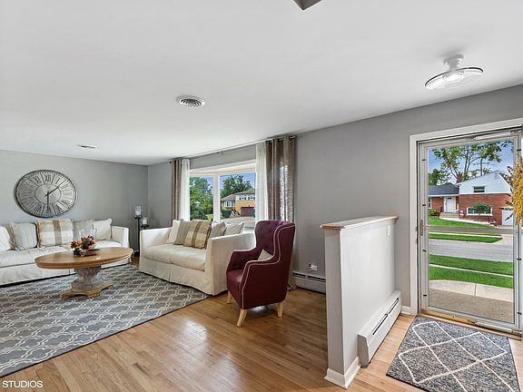 2nd image of 922 Park Dr