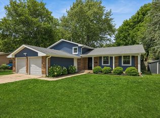 60 Newcastle Ct, Crystal Lake, IL 60014
